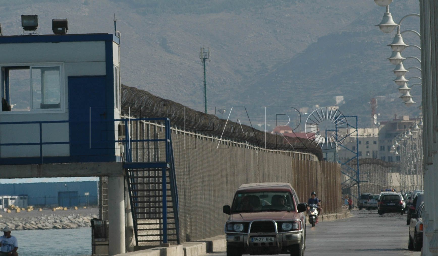 Dos inmigrantes saltan la valla y uno es detenido por agredir a un guardia civil