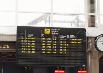 8 02 La cancelación de dos vuelos entre Málaga y Melilla afecta a 70 pasajeros
