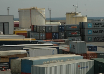 8 1 Denuncian que alguien les ha quitado los precintos a contenedores en el puerto