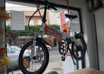 DSC02276 Sortean una bicicleta con batería en una gasolinera
