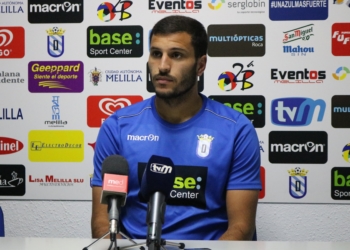 El futbolista de la UD Melilla, en la rueda de prensa oficial del club.