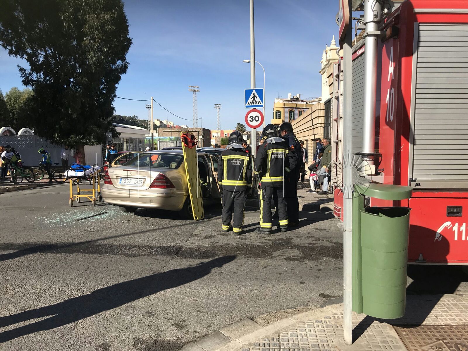 Bomberos intervienen para sacar a un herido leve de un coche tras un accidente
