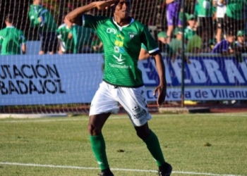 El nuevo jugador azulino, en uno de los partidos con la elástica del Villanovense.