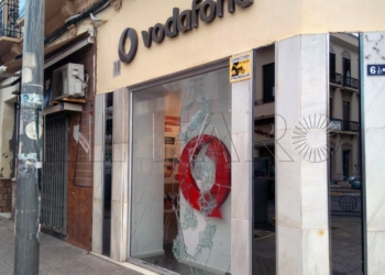 10 1 1 Rompen el escaparate de una tienda de telefonía en un intento de robo nocturno