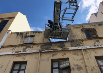 10 3 Bomberos y Policía Local inspeccionan un edificio tras recibir una llamada de una posible intrusión