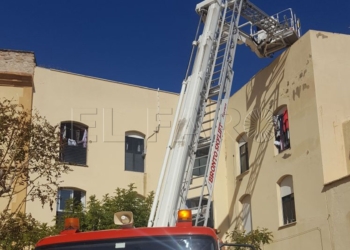 14 01 1 Los Bomberos actúan para sanear un edificio afectado por la caída de un rayo