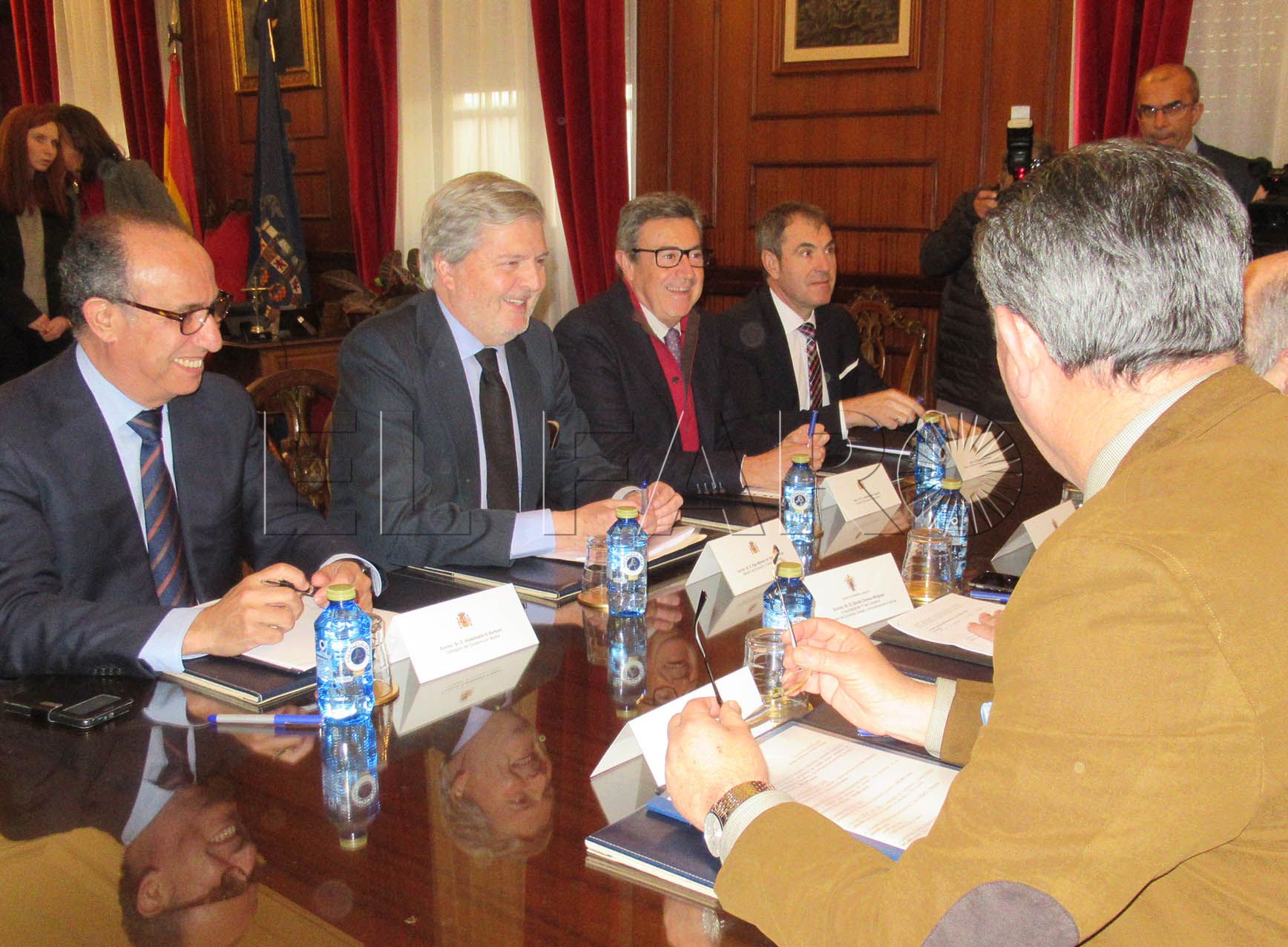 Los sindicatos critican la visita rápida y sin propuestas de Méndez de Vigo