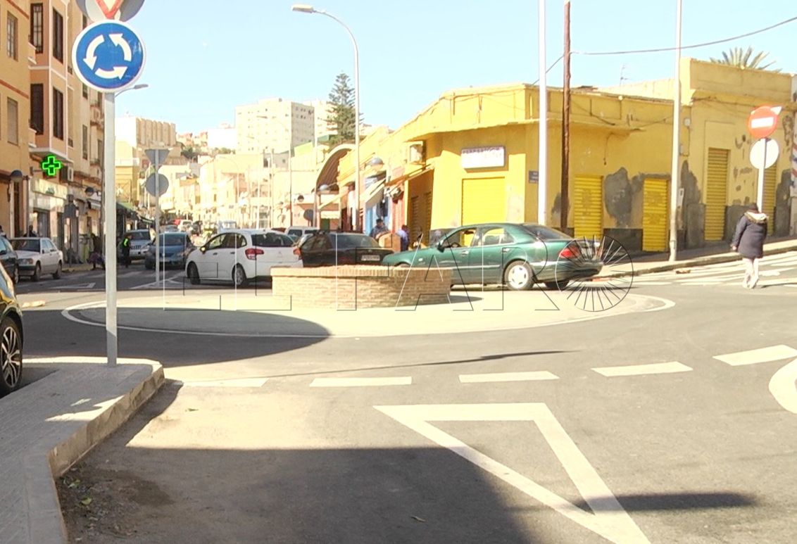 Un encapuchado dispara dos tiros contra un coche a plena luz del día en el Rastro