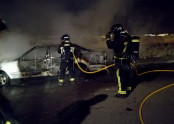 Captura de pantalla 2018 02 26 a las 12.51.47 Los Bomberos apagan el fuego de un vehículo que quedó calcinado
