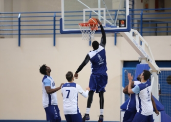 El alapívot Mamadou Samb, en uno de sus mates durante la sesión de trabajo.