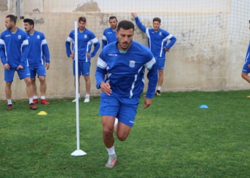 Uno de los jugadores de la plantilla de la UD Melilla, en plena sesión de entrenamientos.