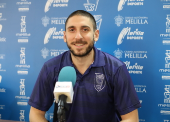 El alero del Decano, en la rueda de prensa oficial del Melilla Baloncesto.