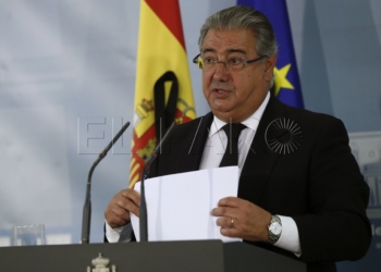 GRA063. MADRID, 19/08/2017.- El ministro del Interior, Juan Ignacio Zoido, durante la rueda de prensa que ha ofrecido hoy en la Moncloa, tras presidir la reunión de la mesa de valoración de la amenaza terrorista en el Ministerio del Interior, en la que ha informado sobre la decisión de mantener en el 4, de una escala de 5, el nivel de alerta, aunque se reforzarán medidas de seguridad en algunas zonas e infraestructuras. EFE/Fernando Alvarado