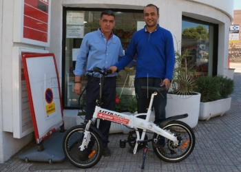 12 2 Miloud El Ansari, ganador de la bicicleta eléctrica que sorteaba una gasolinera