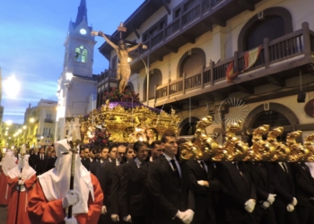 15 01 6 El Cristo de la Paz recibe el calor de los melillenses en el centro de Melilla