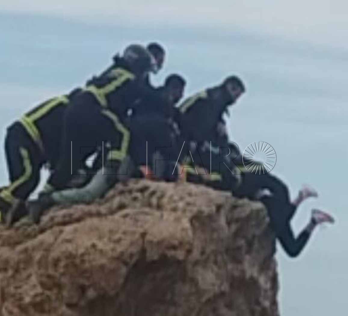 La Policía Local y Bomberos evitan que una joven se precipite por los acantilados