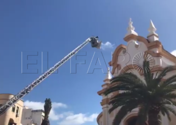 4jpg Los Bomberos retiran adornos de la plaza de toros para evitar su caída por el viento