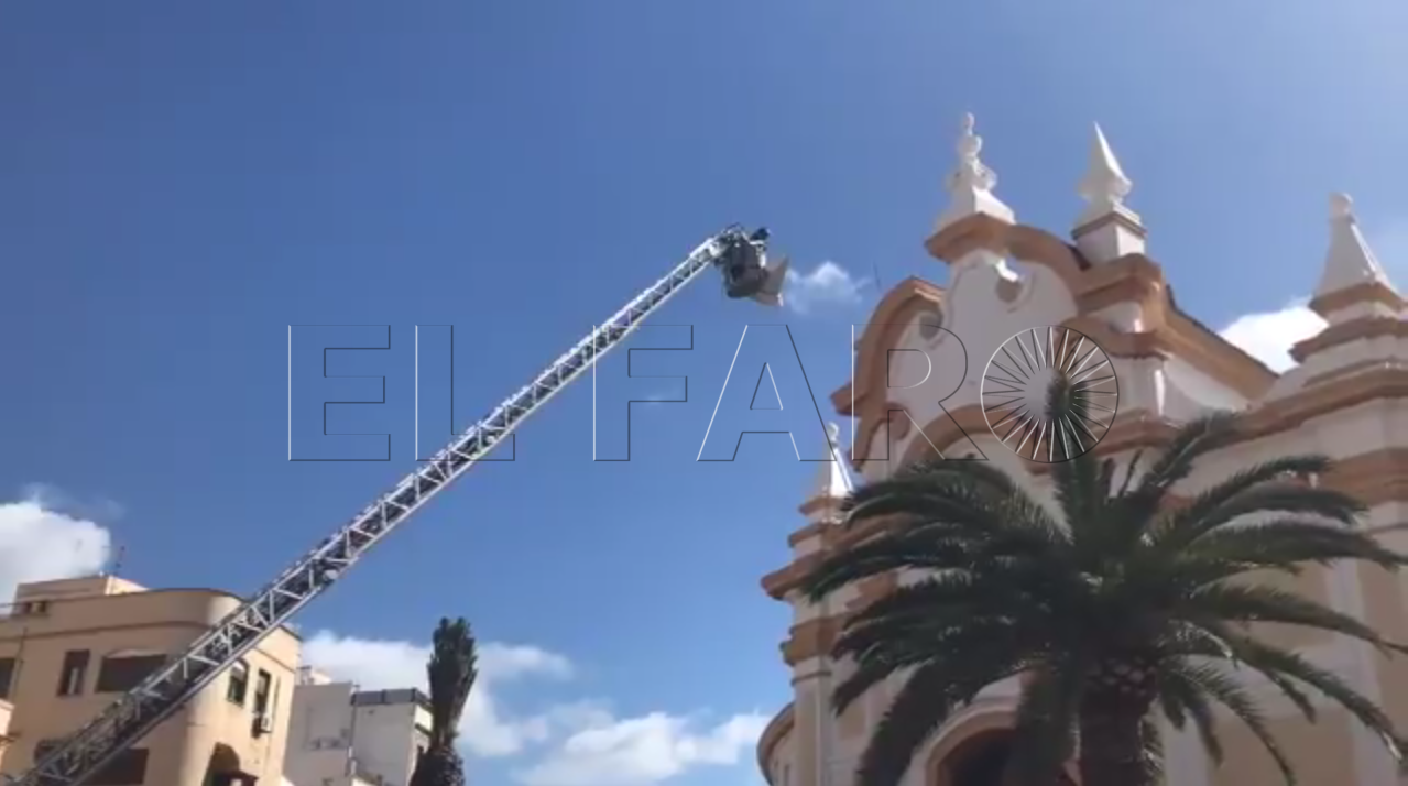 Los Bomberos retiran adornos de la plaza de toros para evitar su caída por el viento