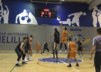Salto inicial en uno de los partidos del cuadro del Enrique Soler.