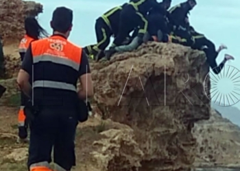 acantilado La Policía Local y Bomberos evitan que una joven se precipitara por los acantilados en Horcas Coloradas