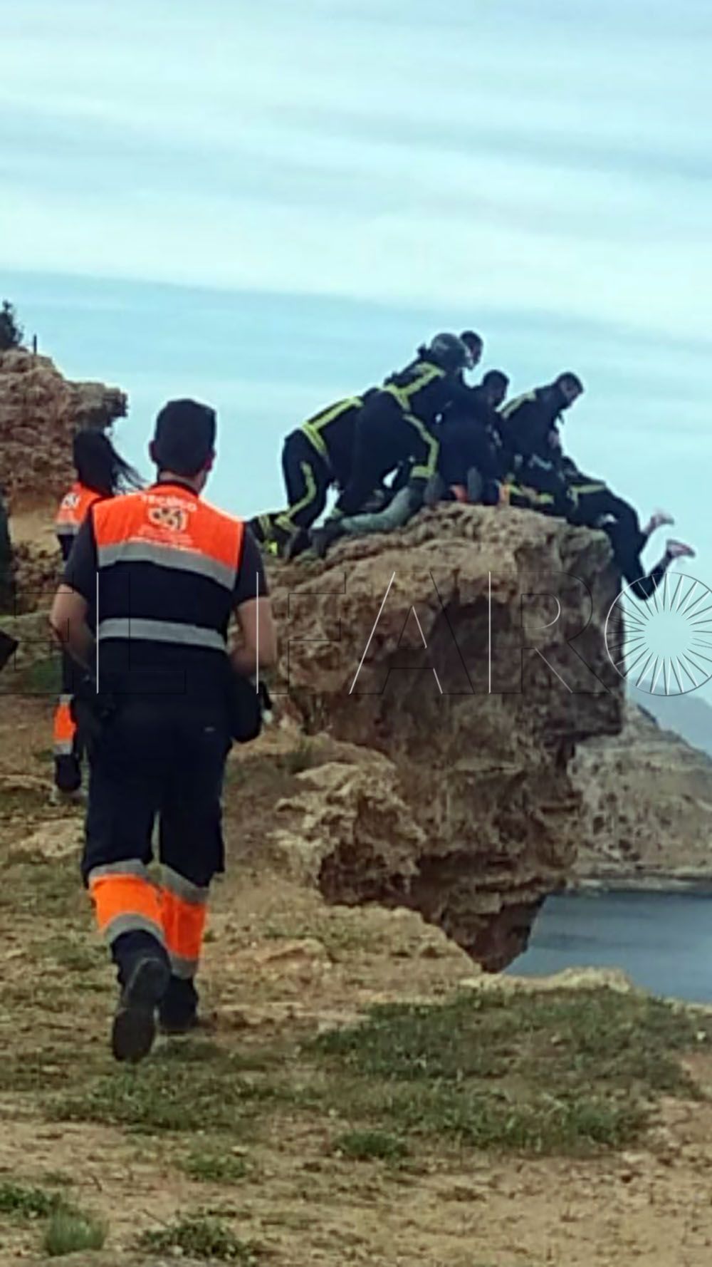 La Policía Local y Bomberos evitan que una joven se precipitara por los acantilados en Horcas Coloradas