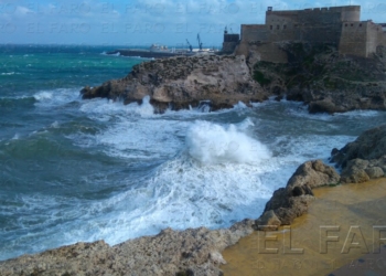 litoralmelilla Los fenómenos costeros activan avisos amarillos durante este fin de semana en la ciudad