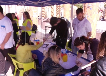 mesa salud Estudiantes de enfermería y fisioterapia instalan una mesa de salud en el centro