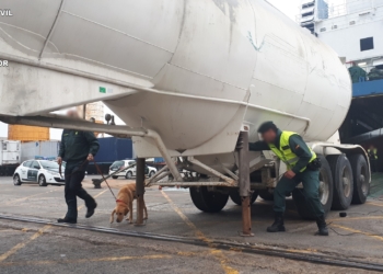 05 Registro máquina portatil Localizan y auxilian a seis inmigrantes ocultos en un doble fondo en el puerto