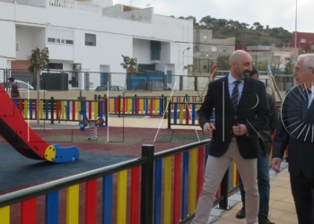 12 1 9 Dos zonas infantiles y una pista deportiva con luz, mejoras en el parque de Los Pinares