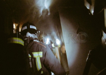15 01 Bomberos sofocan un fuego originado por unas velas encendidas a unos santos en una vivienda