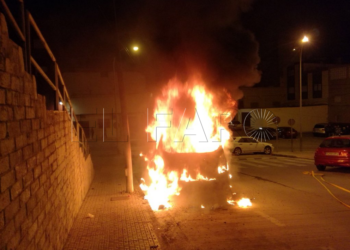 Captura de pantalla 2018 04 07 a las 18.15.55 Los bomberos apagan el fuego de un vehículo y dos contenedores