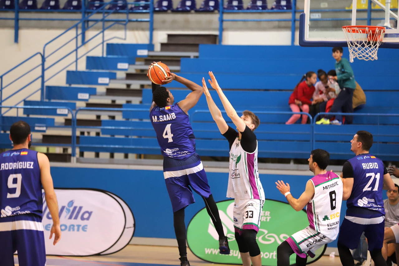 El Melilla Baloncesto se lleva una victoria tranquila