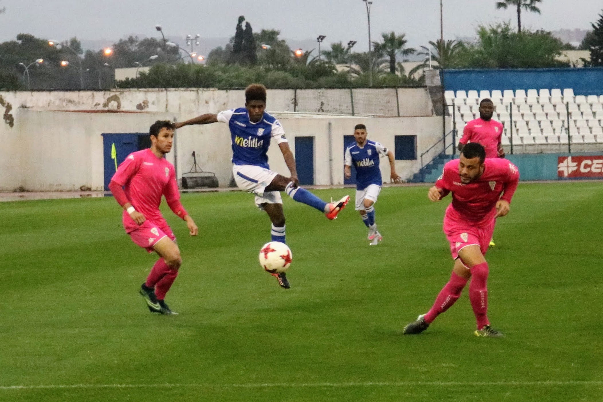 El Melilla hace los deberes y sigue en la pelea de playoff