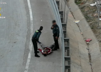 Vista Auxilio a la víctima Detenidas dos personas por apuñalar a un hombre en la frontera de Farhana