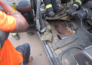 Vista habitáculo ocultación Descubren a un inmigrante menor en el interior de un doble fondo de un coche preparado por las mafias