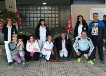 12 1 1 Las limpiadoras del Comarcal pasan la primera noche de protestas en el hospital