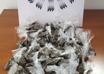 14 01 La Policía Local interviene en un quiosco polvo de tabaco, cajetillas y alimentos