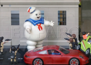17 1 El cine y los Playmobil invaden los escaparates de Melilla