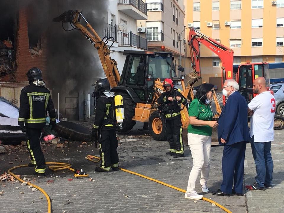 La Ciudad presta a la Policía vehículos con bombas para sacar agua del edificio que se incendió