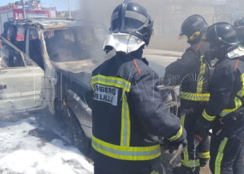 9 01 2 Los Bomberos sofocan el fuego de un vehículo en el Tiro Nacional