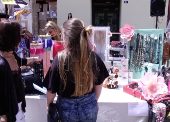 9 3 Decenas de personas aprovechan la primera feria outlet de Melilla
