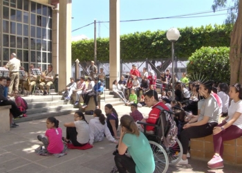 Banda militar de Melilla en el IES Miguel Fernandez La banda militar de Melilla interpreta varias canciones de bandas sonoras de películas en el 'Miguel Fernández'