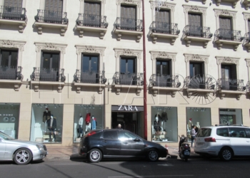IMG 1056 Zara no cerrará: Imbroda dice que es porque ve negocio y cree en el futuro de Melilla