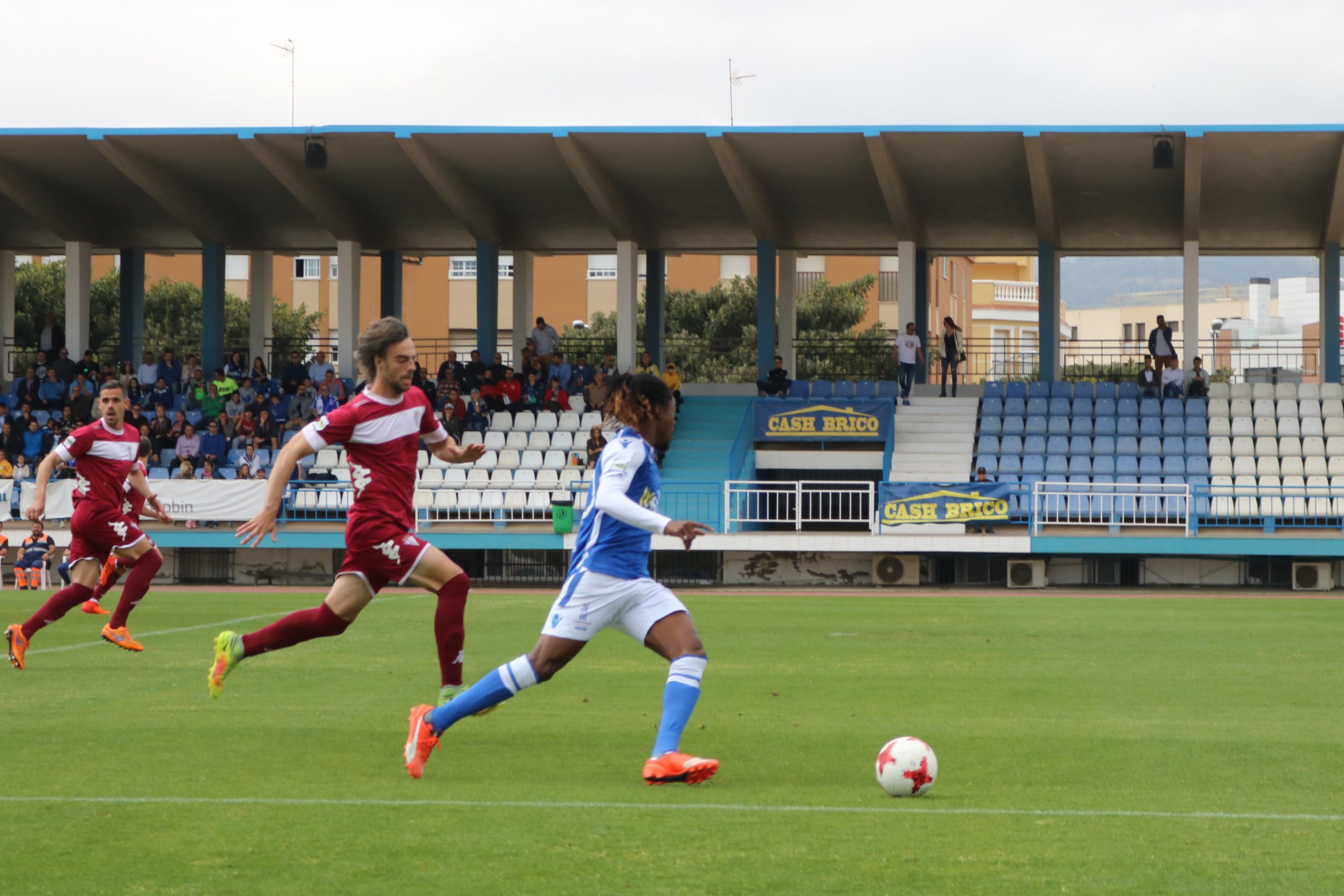 La UD Melilla gana pero el Extremadura no falla