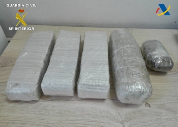 Vista paquetes aprehendidos Kiffi Detenida en Farhana con 760 cigarros de kifi ocultos en el bolso