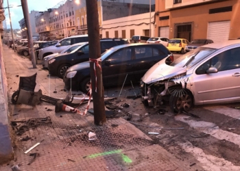 accidente coche Un coche, cuyo conductor da positivo en alcohol y no tiene carné, choca contra un vehículo policial