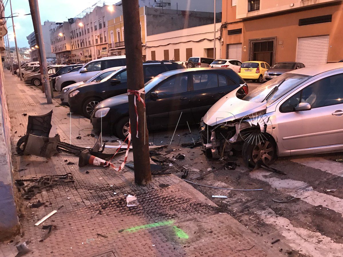 Un coche, cuyo conductor da positivo en alcohol y no tiene carné, choca contra un vehículo policial