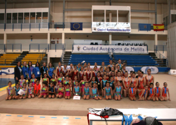 grupo El Autonómico local llenó de color y ritmo el pabellón Javier Imbroda