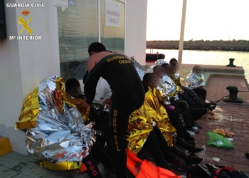 guardia civil1 2 La Guardia Civil rescata a once inmigrantes que fueron arrojados al mar desde una embarcación