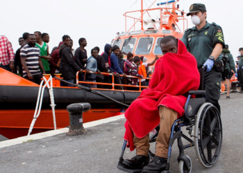 GRAF987. MOTRIL (GRANADA), 15/06/2018.- Llegan al puerto de Motril los 53 inmigrantes subsaharianos que fueron rescatados hoy por Salvamento Marítimo mientras navegaban en una patera a 26 millas al sur de Motril. EFE/Miguel Paquet